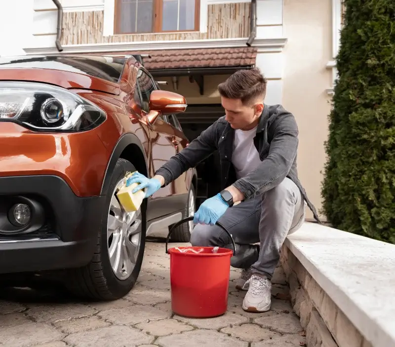 Lavage auto à domicile Mézières-sur-Oise : professionnel intervenant sur un véhicule